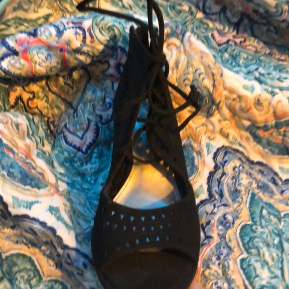 Heels - Picture 2 of 4